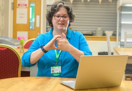Macmillan information support conducting a consultation using sign language.